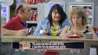 Galera fica na maior saia justa quando tenta arranjar briga rapaz que não enxerga