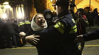 Géorgie : la police a utilisé des canons à eau pour disperser les manifestants près du Parlement