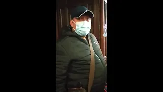 Василь Глушич тікає від постраждалого колишнього в'язня з Бердянської ВК 77