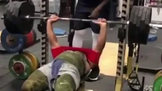 Aaron Donald EASILY Bench-Pressing 495 lbs! 😱💪