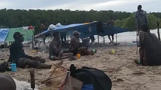 KEHIDUPAN MASYRAKAT PESISIR TIMIKA PAPUA PASIR PUTIH