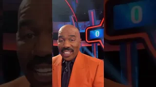 Charli D’Amelio & Dixie D’Amelio get a shout out from Steve Harvey.