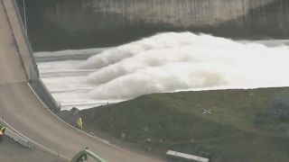 Разрушение плотины Оровилл в Калифорнии. Прямая трансляция | Live stream: Oroville Dam Spillway Immi