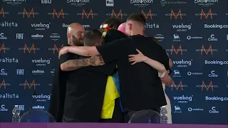 Ukrainian journalist hugs KALUSH Orchestra during winner's press conference (#Eurovision2022)