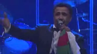 الشاب خالد  في حفل في إيطاليا بأغنية c'est la vie