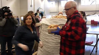 Governor Walz Visits Brooklyn Park Food Bank to Highlight Surge in Demand