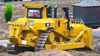 GIGANTIC CAT CATERPILLAR DOZER AT WORK RC MODEL SCALE 1:8 / Fair Leipzig Germany 2016