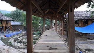 Nhà Sàn Ẩm Thực Gái Bản ( T 16)| anh em lần đầu làm thợ mộc tự tay lát xong sàn cầu gỗ đẹp phết