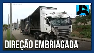 Caminhoneiro embriagado atinge quase 40 veículos e uma das vítimas é arremessada do carro