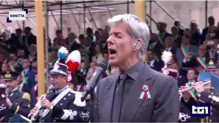 Baglioni canta l'inno di Mameli alla parata per la Festa della Repubblica