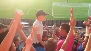 Маленький мальчик заводит фанатскую трибуну (A little boy gets fans' podium)