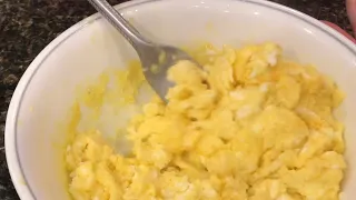 making PERFECT scrambled eggs in the microwave (EASY CHEESY)