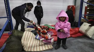 Sackgasse Grenzgebiet: Frauen und Kinder übernachten in Logistikzentrum