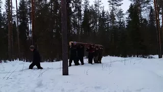 Мужики несут "надувное" бревно