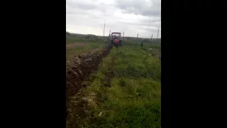 Zetor 2511 plowing