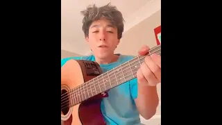 Enzo canta música do pai Bruno