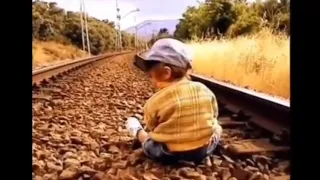 Бабка спасает малыша от поезда