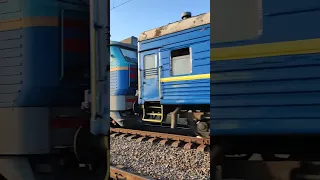 ЧС4-183 з пасажирським потягом слідує по перегону #railway #train #потяг #укрзалізниця #чс4