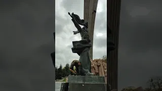В Киеве демонтируют монумент под аркой Дружбы народов
