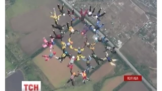 25 парашутисток встановили новий рекорд на аеродромі Коротич