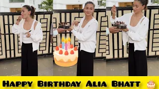 Alia Bhatt Cuts Cake & Celebrates Her Birthday With Media