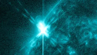 New sunspot erupts with strong m-class flares in time-lapse from space