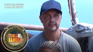 L'Isola dei Famosi - Joe Bastianich contro Artur Dainese: "Sei una persona di basso livello"