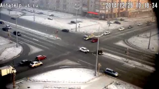 жесткая авария с переворотом автомобиля  25 12 2014