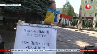 Заворожує співом та патріотизмом: маленький переселенець збирає гроші для ЗСУ, щоб звільнити Херсон