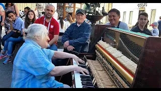 Retired Pianist playing Hungarian Rhapsody no 2 - Mesmerizes The Crowd