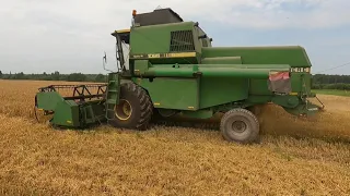 Harvesting winter barley 40 YEARS OLD John Deere 1085 H4