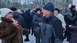 14.01.24г..."ЗАЖИГАЙ!!!"... Влад Порфиров... звучит на танцполе в Гомельском парке...