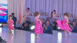 Little Girl Crashes Fashion Show || Steals The Show With Her Cuteness😘 || Walks On Runway Like Model