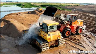 Excellent Techniques Processing Shantui Bulldozer With Wheel Loader Spreading Sand