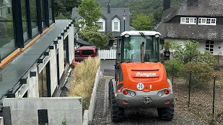 Pflanzbeet auffüllen mit Radlader und Bagger