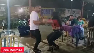 CASAL DANÇANDO FORRÓ,  música desce até o chão, Loira Monteiro,