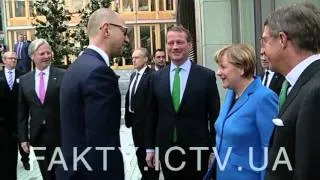 Меркель встретила Яценюка улыбкой
