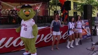 TOR@HOU: Orbit shows off dance moves for Astros fans