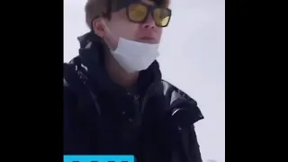 The way yoongi eating snow 😳😚#suga #bts💜💜