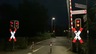 Sprechender Bahnübergang bei Nacht in Münster