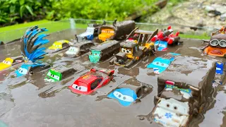 Pixar's: Cars On The Road | Clean up muddy minicars & disney car convoys! Play in the garden Part 2
