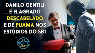 O humorista foi surpreendido pelo elenco e produção no estacionamento do SBT | The Noite (27/09/22)