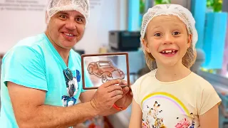 Nastya y Papa hicieron un tour de cacao para ver cómo se hace el chocolate.