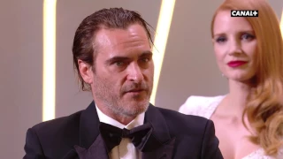 Joaquin Phoenix  en baskets pour récupérer son Prix d'Interprétation Masculine