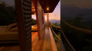 🇮🇩 Индонезия, уютный вечер в панорамном домике на дереве Bird Hills Bamboo House на Бали.