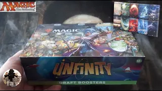 Я открываю коробку с 36 бустерами драфта Unfinity, карты Magic The Gathering.