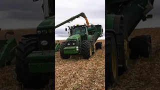 2x JOHN DEERE 8400 & 8530 & ELMERS HAUL MASTER 1600 [ Corn harvest in Czech Republic ]