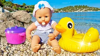 La muñeca bebé Annabelle jugando en la playa con sus juguetes - Videos de las muñecas