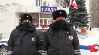 В Саратове сотрудники ГИБДД помогли доставить в медучреждение мужчину с сердечным приступом