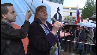 Оперная певица спела на митинге против коррупции в Томске.